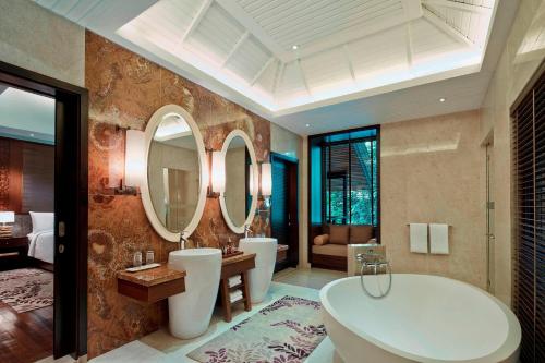 姆鲁姆鲁万豪度假酒店的浴室配有2个盥洗盆、浴缸和镜子
