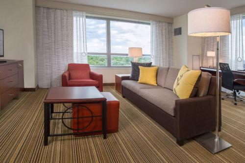 阿林顿巴尔斯顿阿林顿万豪原住酒店的客厅配有沙发和桌子