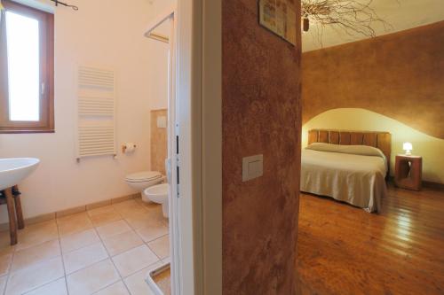 阿尔贝罗贝洛Art Rooms Joyful People的浴室设有一间卧室,配有一张床和一个水槽