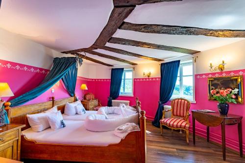 特伦德尔堡伯格特朗德尔本格酒店的配有粉红色墙壁的客房内的两张床