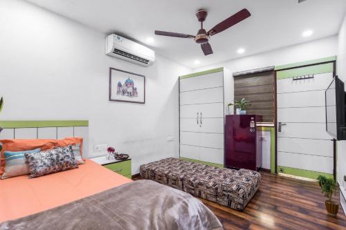 新德里Homlee-Heritage 2-Bed Room Apt near Pragati Maidan的一间卧室配有一张床和吊扇