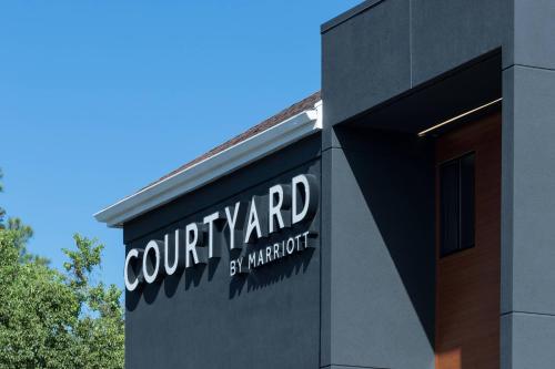 彭萨科拉Courtyard by Marriott Pensacola的建筑物一侧的标志