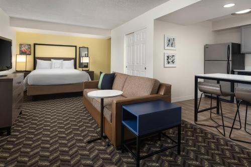 圣马特奥市原住客栈万豪旧金山机场圣马特奥酒店的酒店客房,配有床和沙发