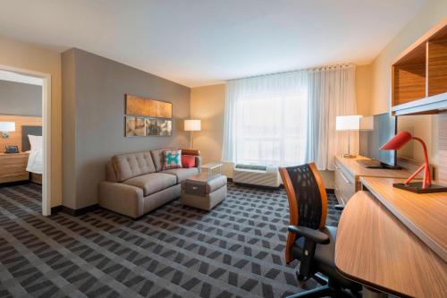 渥太华渥太华喀拉塔万豪广场套房酒店的酒店客房设有沙发和客厅。