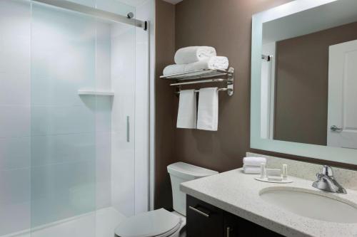 渥太华渥太华喀拉塔万豪广场套房酒店的浴室配有卫生间、盥洗盆和淋浴。