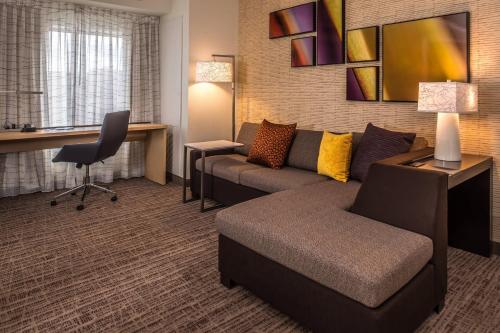 马里兰高地Residence Inn by Marriott St. Louis Westport的带沙发和书桌的客厅