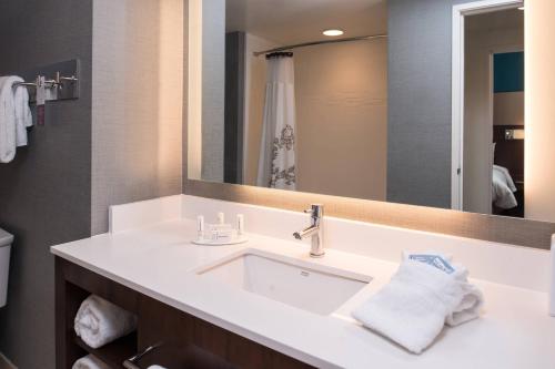 马里兰高地Residence Inn by Marriott St. Louis Westport的浴室设有白色水槽和镜子