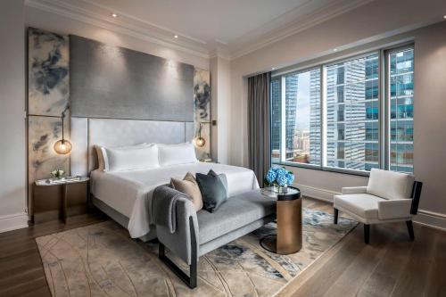 多伦多The St. Regis Toronto的卧室配有床、椅子和窗户。