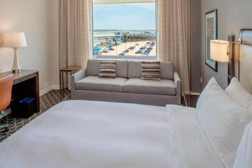 埃德蒙逊马里奥特酒店圣路易斯机场店的酒店客房,配有床和沙发