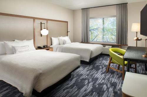 雅典Fairfield Inn & Suites by Marriott Athens的酒店客房带两张床、椅子和窗户