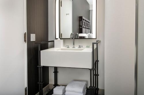 圣地亚哥圣地亚哥市区万怡酒店的浴室配有盥洗盆、镜子和毛巾