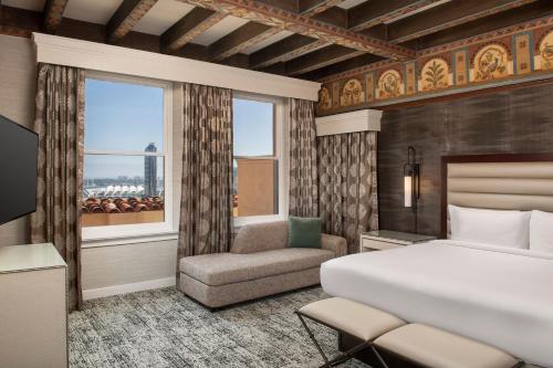 圣地亚哥圣地亚哥市区万怡酒店的卧室配有床、椅子和窗户。