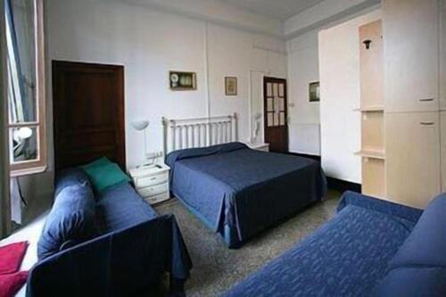 拉帕洛Hotel Fernanda的一间带两张床和一张沙发的卧室