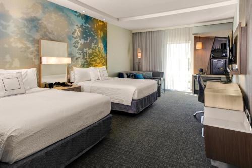格雷特纳新奥尔良西岸/格雷特纳万怡酒店的酒店客房设有两张床和电视。