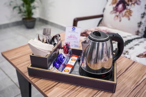 新德里Homlee-Luxurious 2BHK Apt with Kitchen near Metro的茶几和茶壶