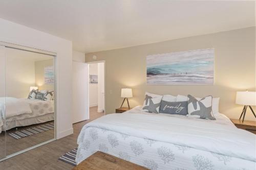 Pebble Beach3880 Casa Azul home的卧室配有一张白色大床和镜子