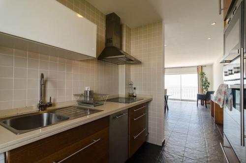布尔高apartment with amazing sea view的厨房配有水槽和台面