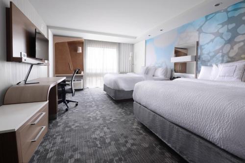 本殖民地达拉斯普拉诺/克勒尼万怡酒店的酒店客房配有两张床和一张书桌