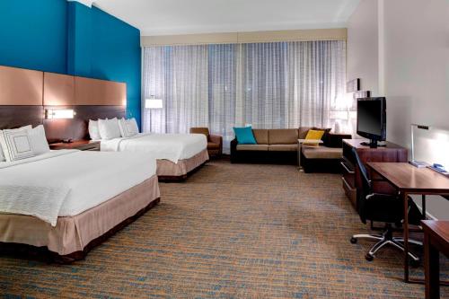 克利夫兰克利夫兰市中心万豪原住客栈的酒店客房,设有两张床和一张沙发