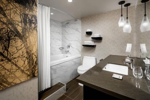 卡纳纳斯基斯村卡纳纳斯基斯傲途格精选酒店的一间带水槽、浴缸和卫生间的浴室