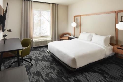 Stony CreekFairfield Inn & Suites by Marriott Stony Creek的酒店客房设有一张大床和一张书桌。