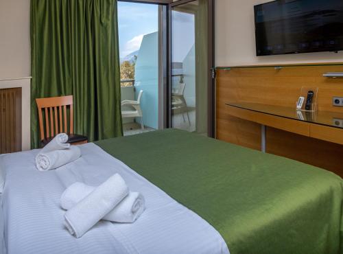 马尔马里马尔马里湾酒店的酒店客房,配有带毛巾的床