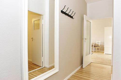 柏林市中心西区比尔林城公寓的白色房间带镜子的走廊