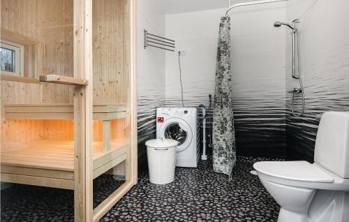 HolmsjöAwesome Home In Holmsj With Kitchen的一间带卫生间、淋浴和洗衣机的浴室