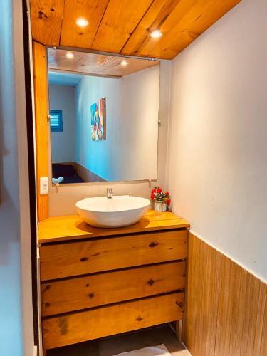帕赖帕巴LagoinhaKitePoint的浴室设有水槽和梳妆台上的镜子
