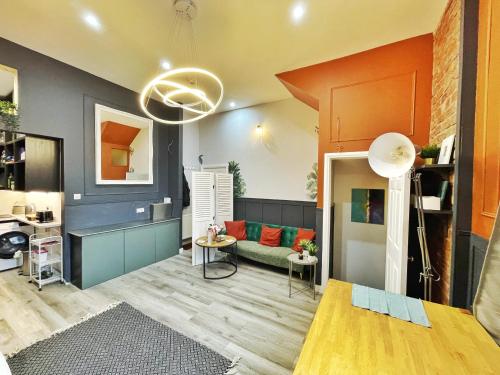 利物浦AdeamStays provides Beautiful centrally located 1 and 2 bed apartments on Liverpools Boulevard的客厅配有沙发和桌子