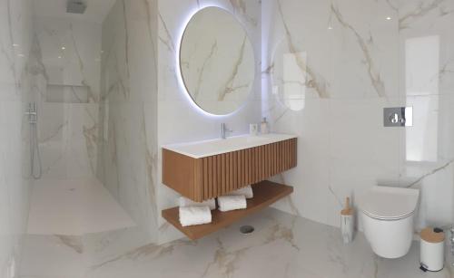 阿尔坎塔里利亚Villa Algarve的一间带水槽、镜子和卫生间的浴室