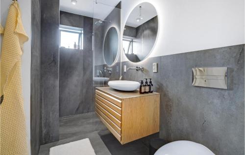 凯特明讷Awesome Apartment In Kerteminde With House Sea View的一间带水槽和镜子的浴室