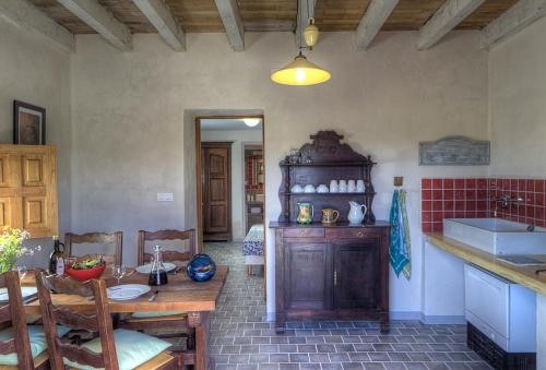 博尼法乔A Loghja Di Cavallo Morto的一间厨房,里面配有桌椅