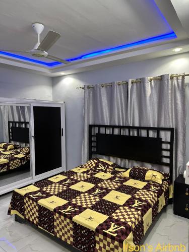 KankamsenIfson Home 2的一间卧室设有两张床和蓝色的天花板