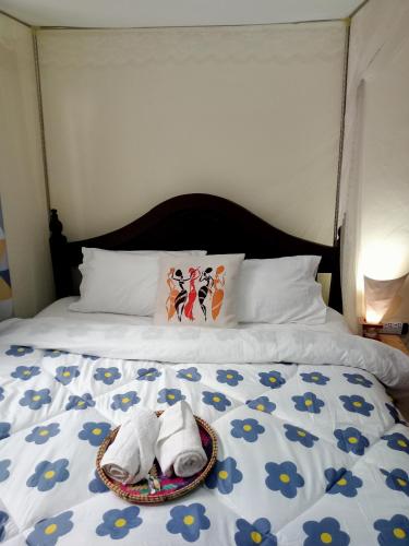 KakamegaMASONKO Luxury Homes - Kakamega的一张带两条毛巾和一篮子的床
