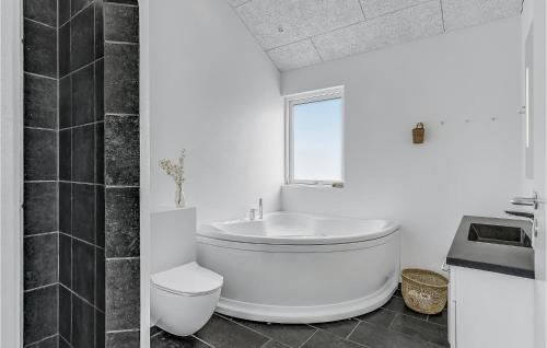 Årø4 Bedroom Beautiful Home In Haderslev的白色的浴室设有卫生间和水槽。