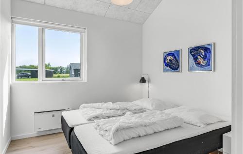Årø4 Bedroom Beautiful Home In Haderslev的白色的卧室设有床和窗户