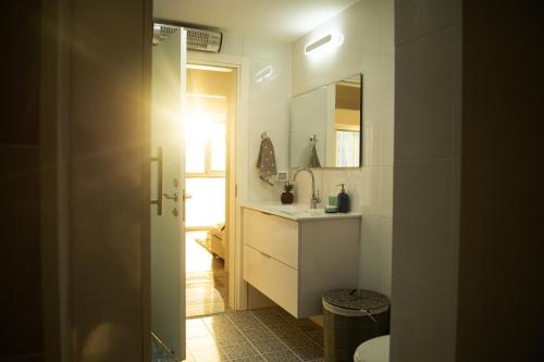 哈德拉Sea Resort的客房内设有带水槽和卫生间的浴室