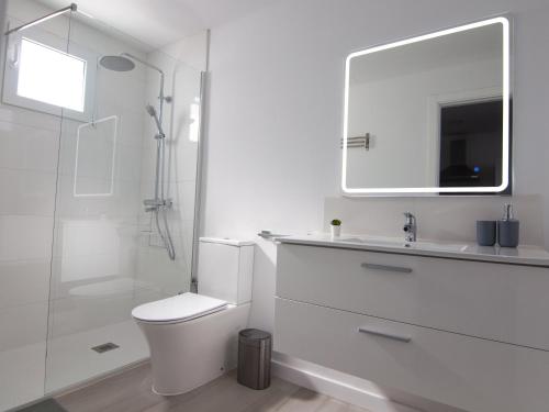 圣巴托洛梅BUNGALOW CAMPO DE GOLF的一间带卫生间、水槽和镜子的浴室