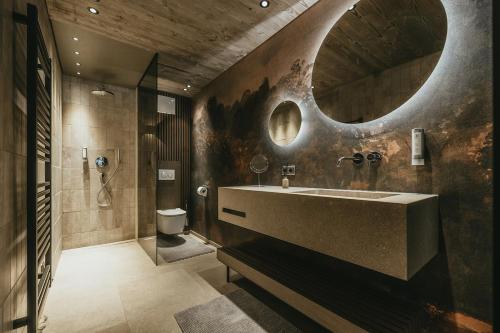 迈尔霍芬Black Eagle Luxury Appartements的一间带水槽和卫生间的浴室