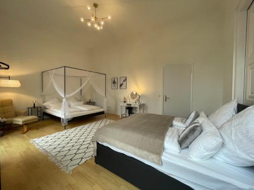 不莱梅HOMEY Apartments - Riverside - mit Weserblick und Parkplatz的一间卧室配有一张大床和镜子