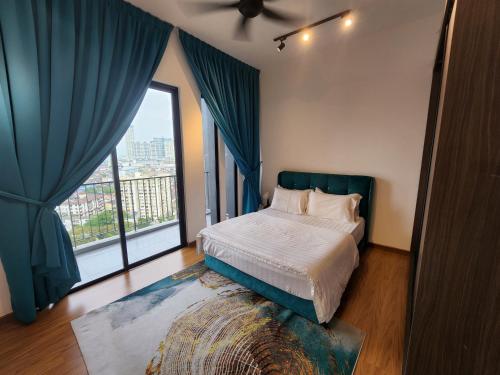 大山脚Metropol Serviced Apartment - Bukit Mertajam的一间卧室设有一张床和一个大窗户