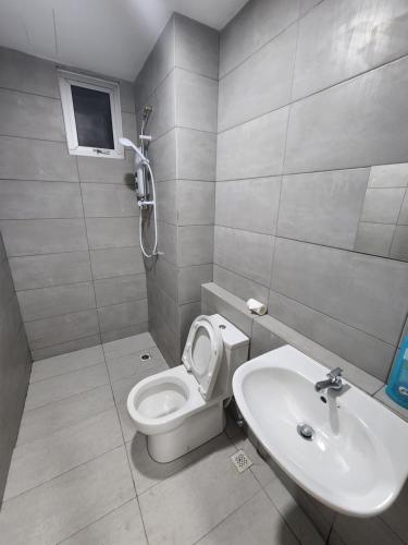 大山脚Metropol Serviced Apartment - Bukit Mertajam的一间带卫生间和水槽的浴室