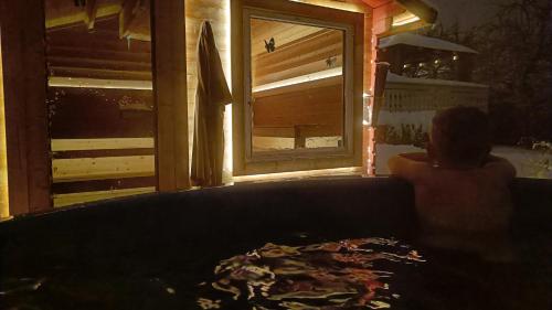 桑讷菲尤尔Mikael's Bed & Spa的坐在沙发上,从窗户望出去的人