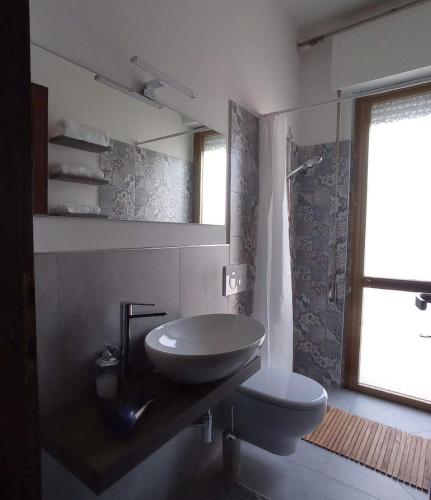 维亚雷焦Casa Minù的一间带水槽和卫生间的浴室