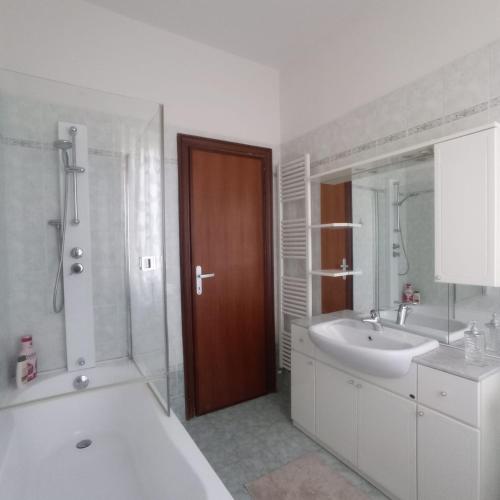 维亚雷焦Casa Minù的白色的浴室设有浴缸、水槽和浴缸。