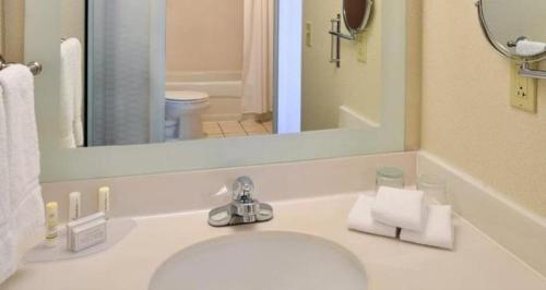 辛辛那提King's Inn Mason,Ohio的浴室设有白色水槽和镜子