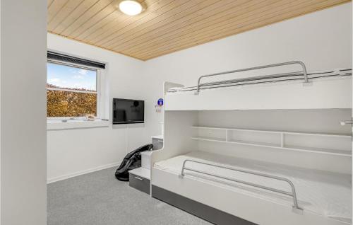 瓦尔德Amazing Home In Varde With Wifi的客房设有两张双层床和电视。
