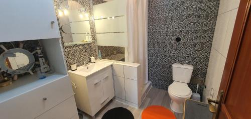 蒙蒂戈杜Monte Gordo T2 Frente Mar的一间带卫生间、水槽和镜子的浴室