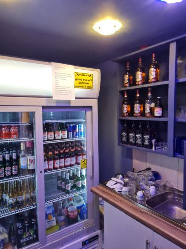利物浦Family Home的装满各种酒精的冰箱